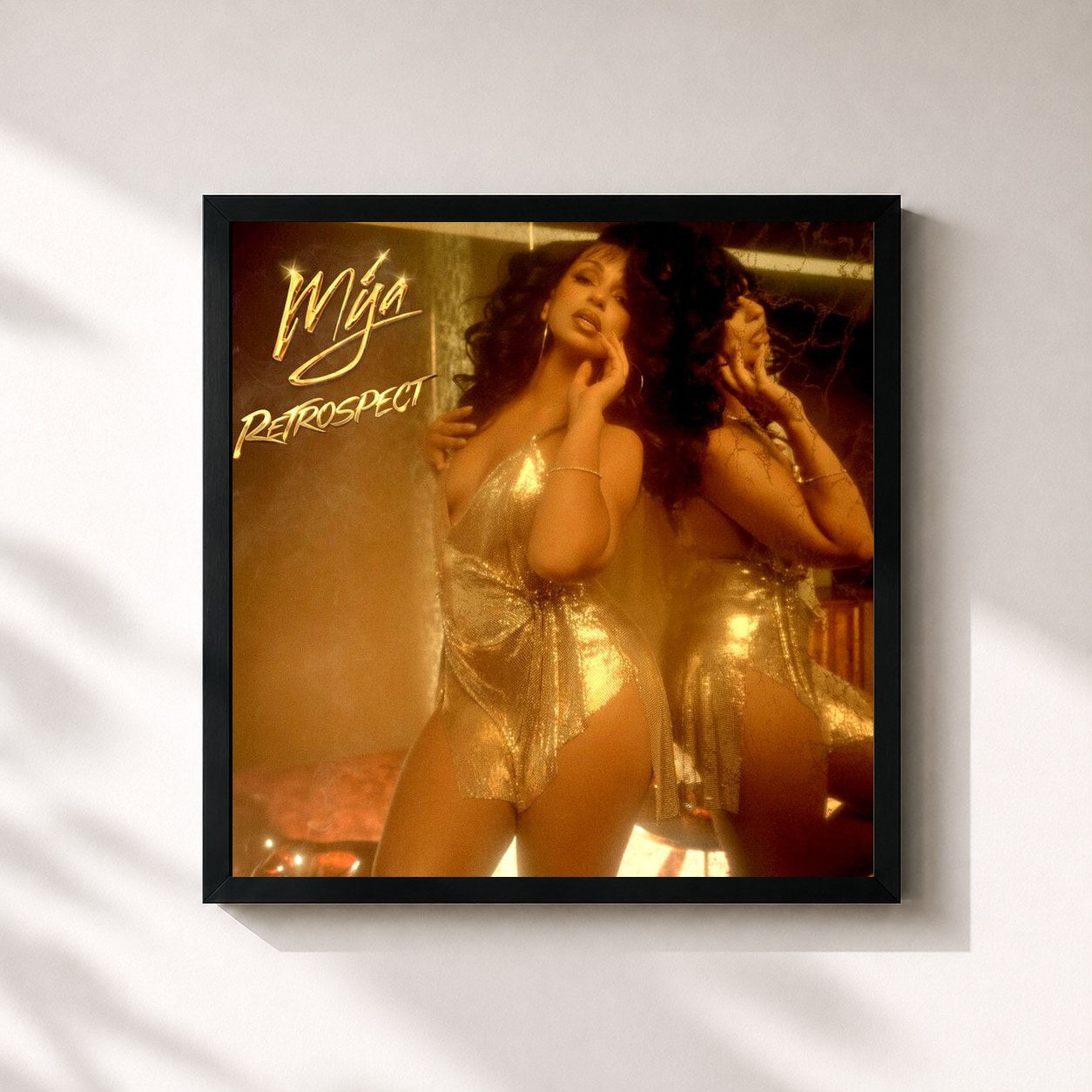 #noir Tableau carré de l'album Retrospect de Mýa, cadre noir 32x32 cm
