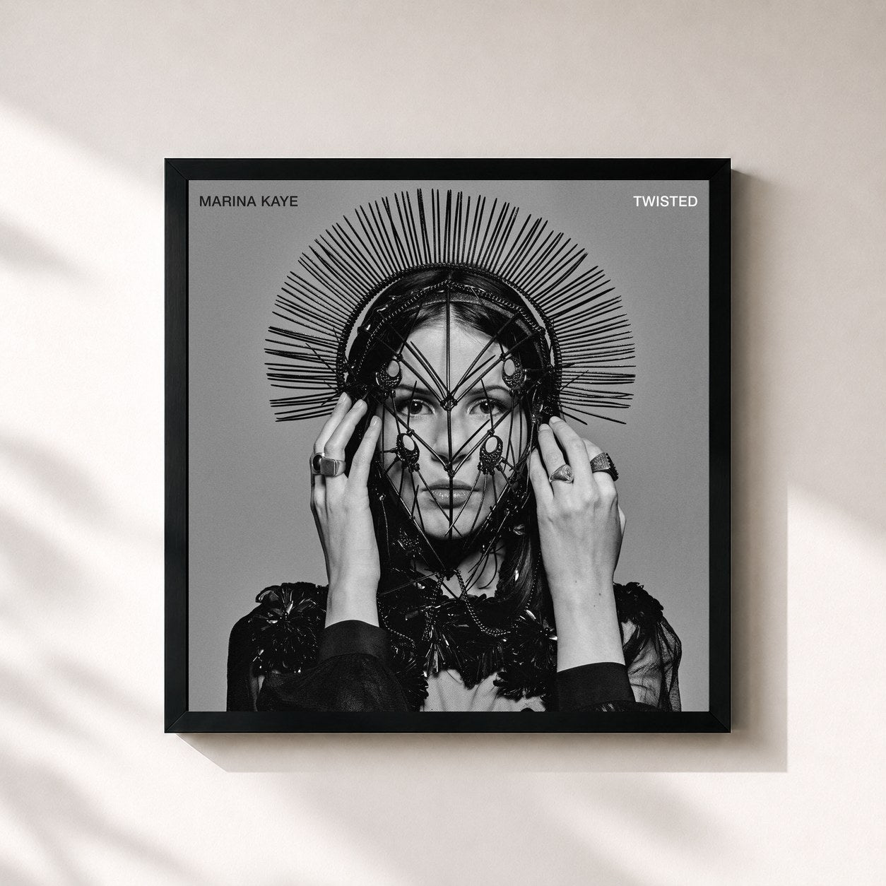 #noir Tableau carré de l'album Twisted de Marina Kaye, cadre noir 32x32 cm
