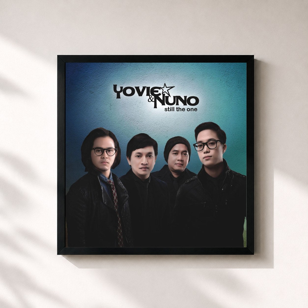 #noir Tableau carré de l'album Still The One de Yovie & Nuno, cadre noir 32x32 cm