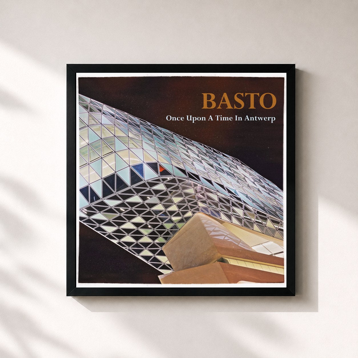 #noir Tableau carré de l'album Once Upon a Time in Antwerp de Basto, cadre noir 32x32 cm