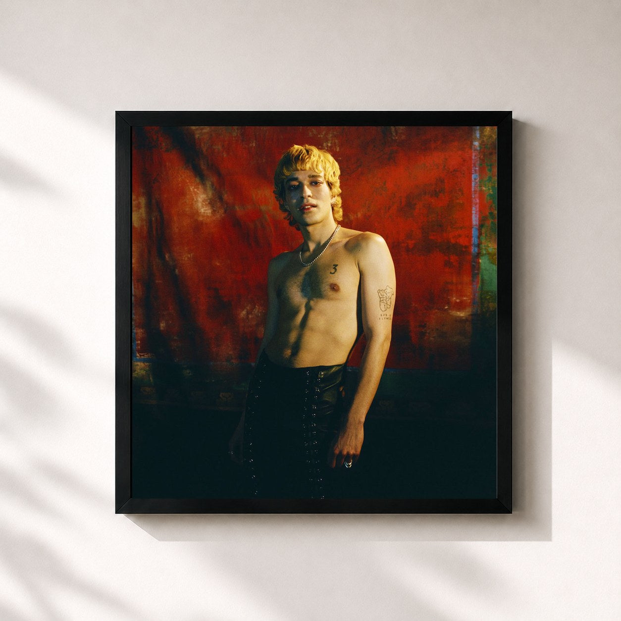 #noir Tableau carré de l'album Goldie and the Kiss of Andromeda de Adam Naas, cadre noir 32x32 cm
