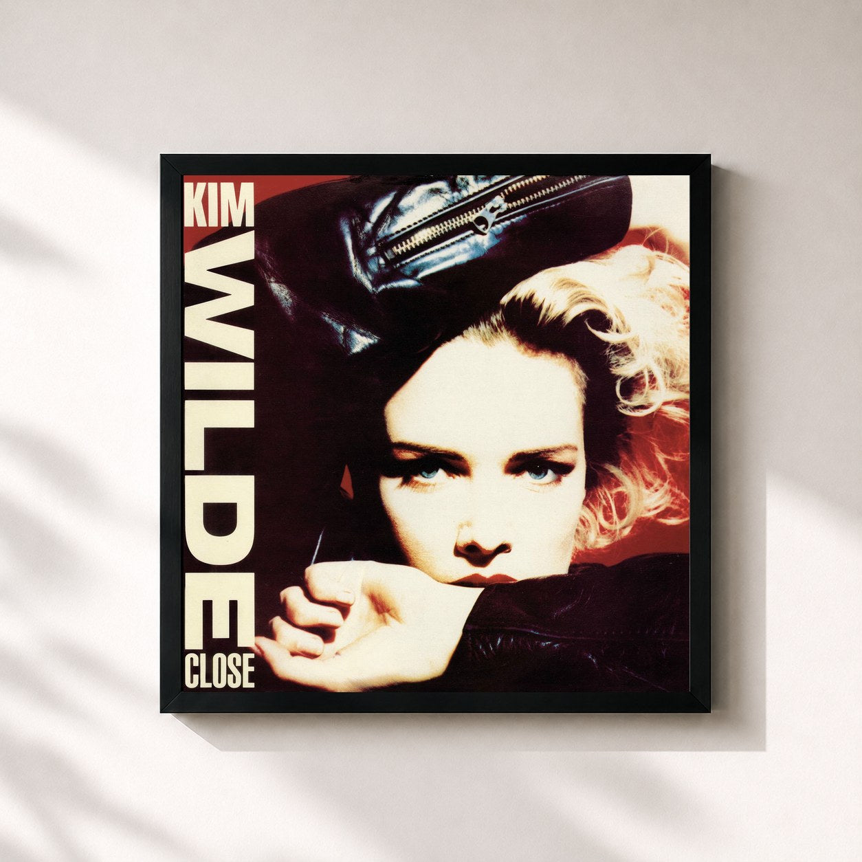 #noir Tableau carré de l'album Close de Kim Wilde, cadre noir 32x32 cm