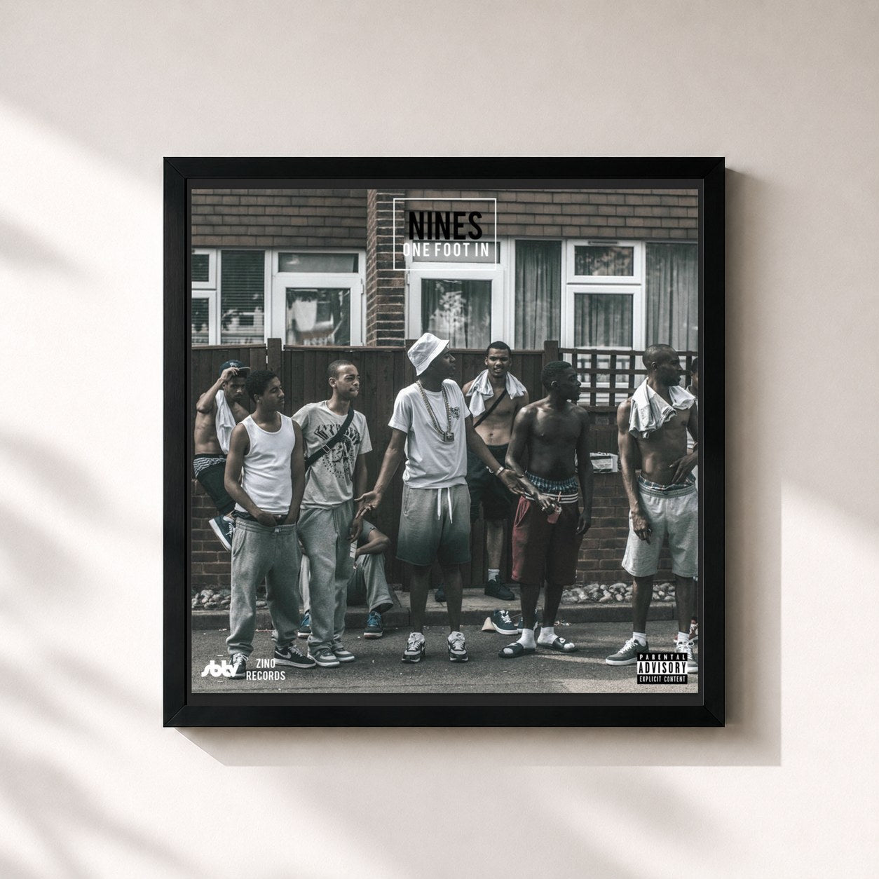 #noir Tableau carré de l'album One Foot In de Nines, cadre noir 32x32 cm