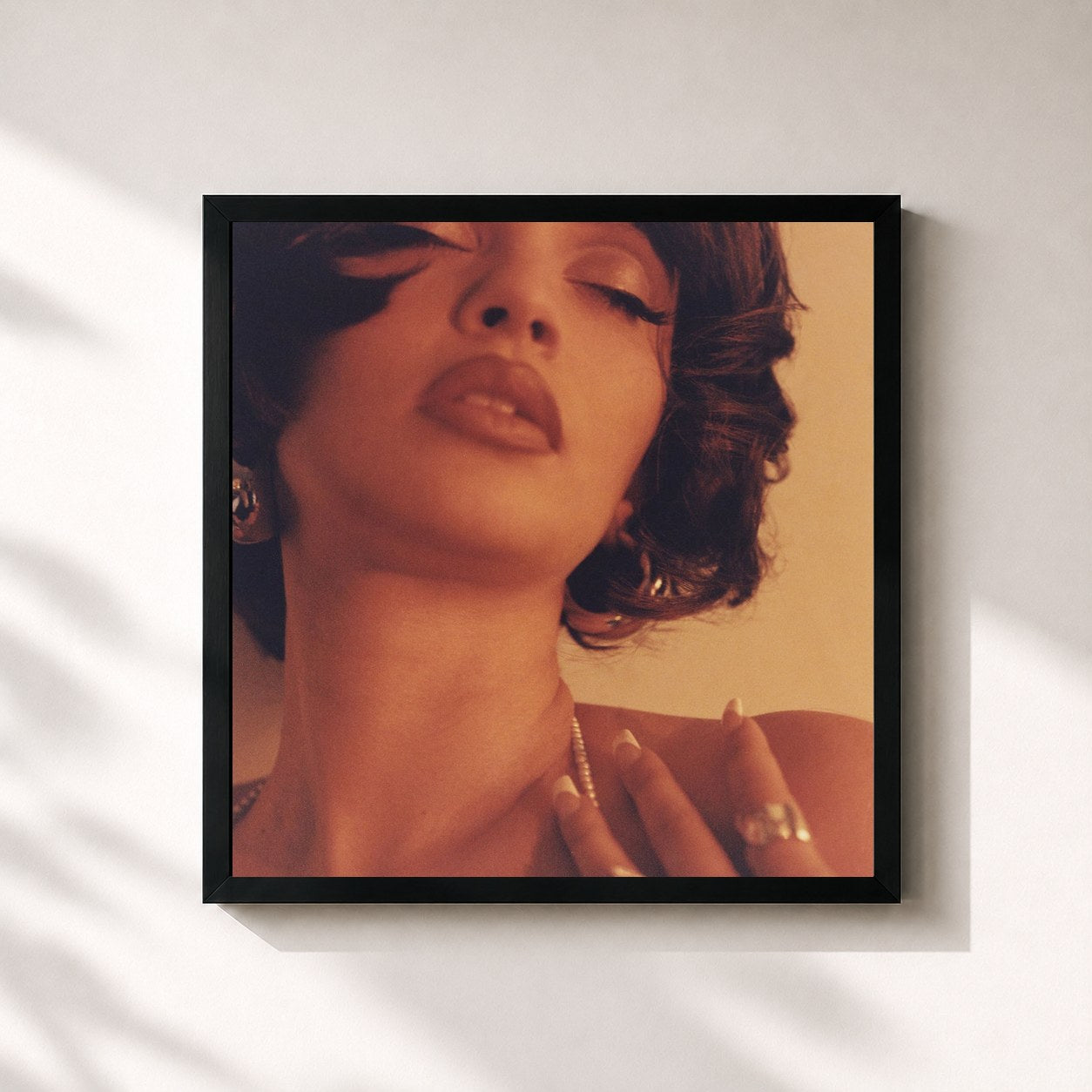 #noir Tableau carré de l'album Based On A Feeling de Sabrina Claudio, cadre noir 32x32 cm