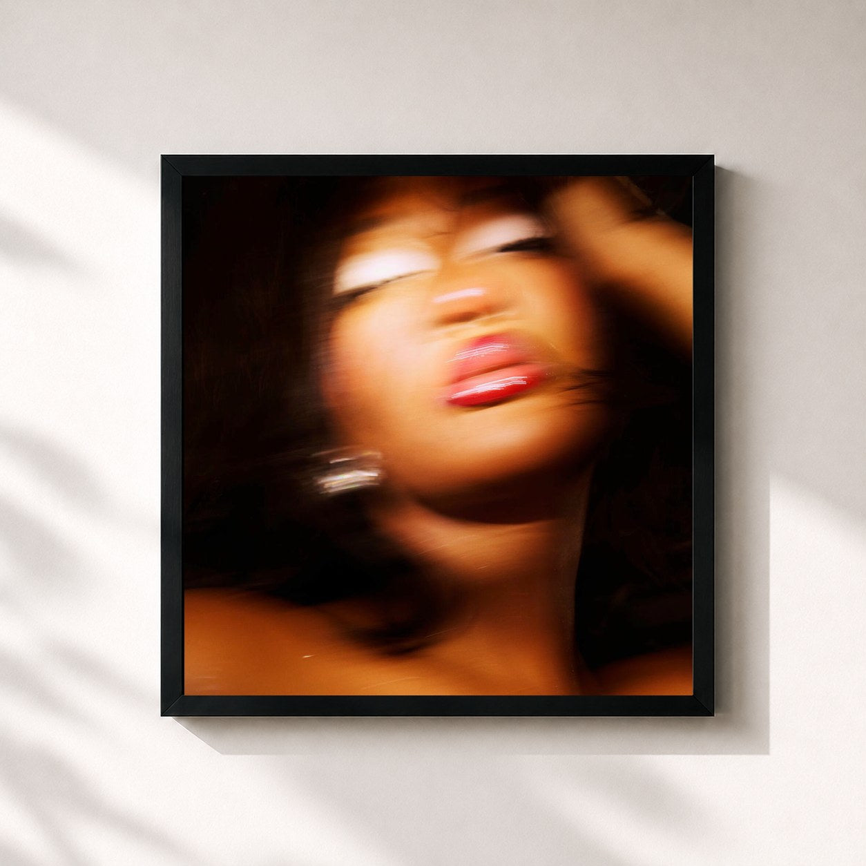 #noir Tableau carré de l'album Love Is A Kingdom de Tems, cadre noir 32x32 cm