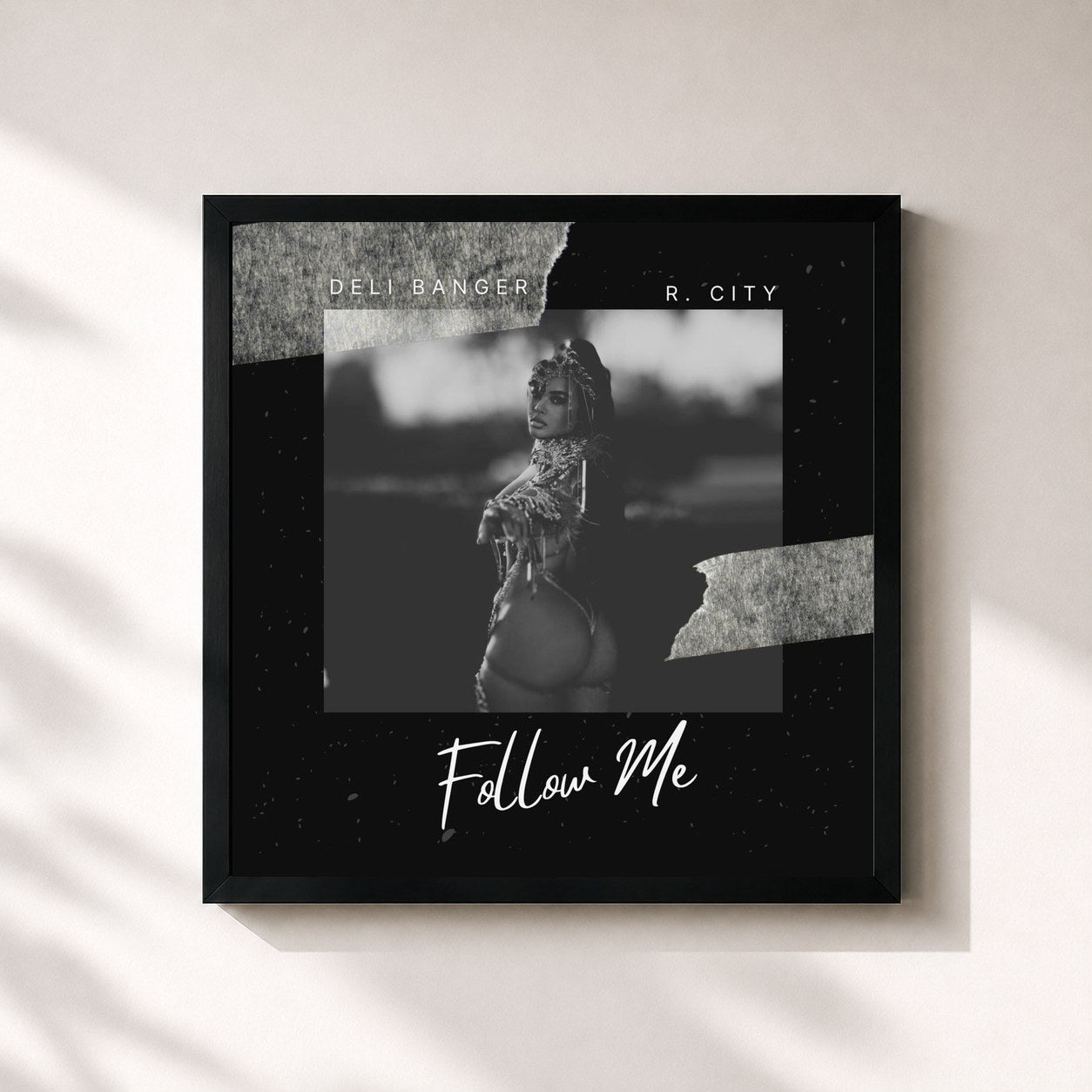#noir Tableau carré de l'album Follow Me de R. City, cadre noir 32x32 cm