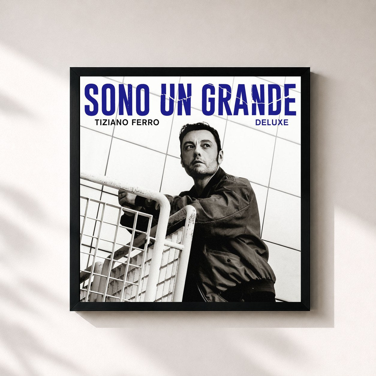 #noir Tableau carré de l'album SONO UN GRANDE (DELUXE) de Tiziano Ferro, cadre noir 32x32 cm