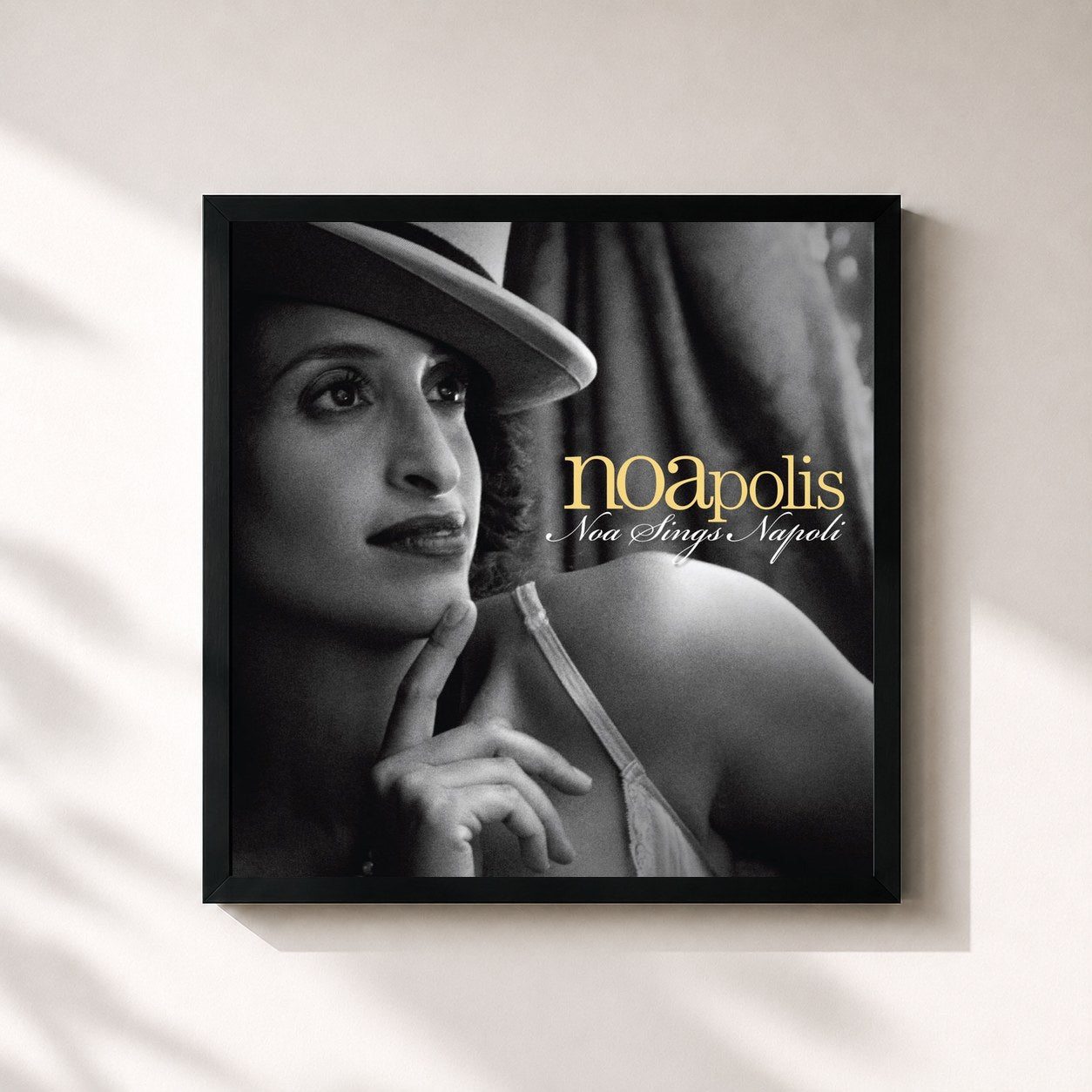 #noir Tableau carré de l'album Noapolis - Noa Sings Napoli de Noa, cadre noir 32x32 cm