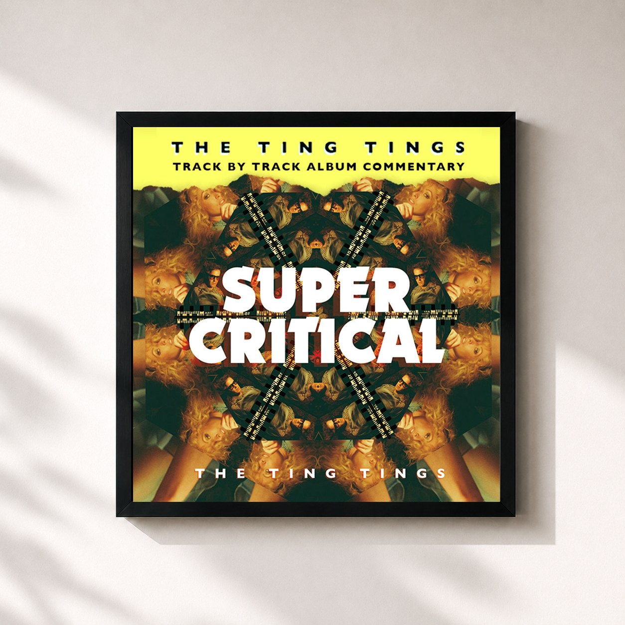 #noir Tableau carré de l'album Super Critical (Track by Track Commentary) de The Ting Tings, cadre noir 32x32 cm