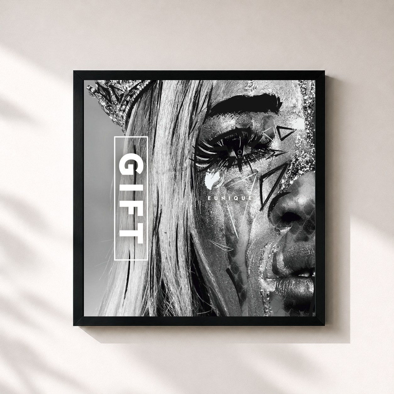 #noir Tableau carré de l'album GIFT de Eunique, cadre noir 32x32 cm