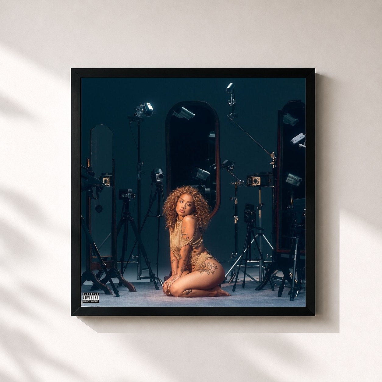 #noir Tableau carré de l'album Grudges de Kiana Ledé, cadre noir 32x32 cm