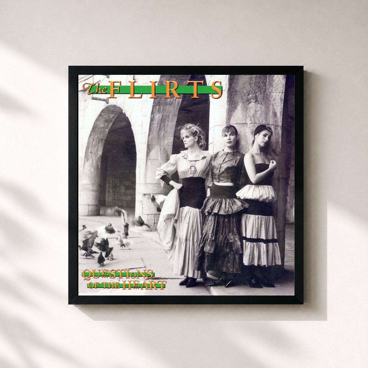 #noir Tableau carré de l'album Questions From The Heart de The Flirts, cadre noir 32x32 cm