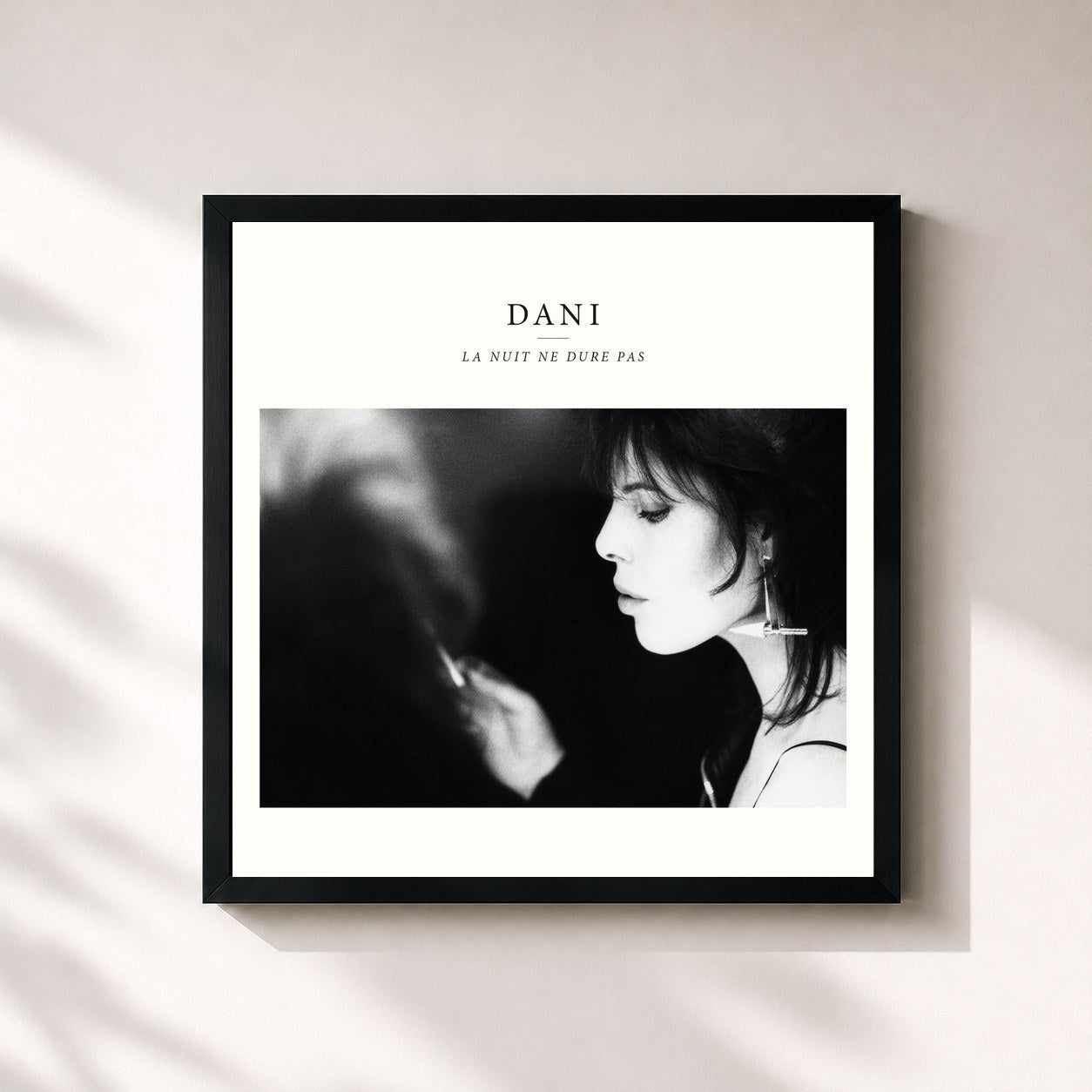 #noir Tableau carré de l'album La nuit ne dure pas de Dani, cadre noir 32x32 cm