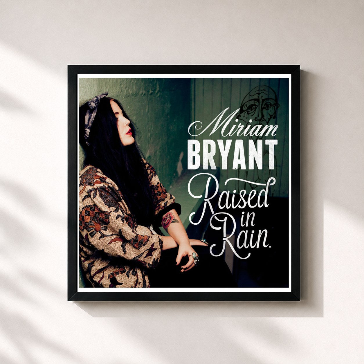 #noir Tableau carré de l'album Raised in Rain de Miriam Bryant, cadre noir 32x32 cm