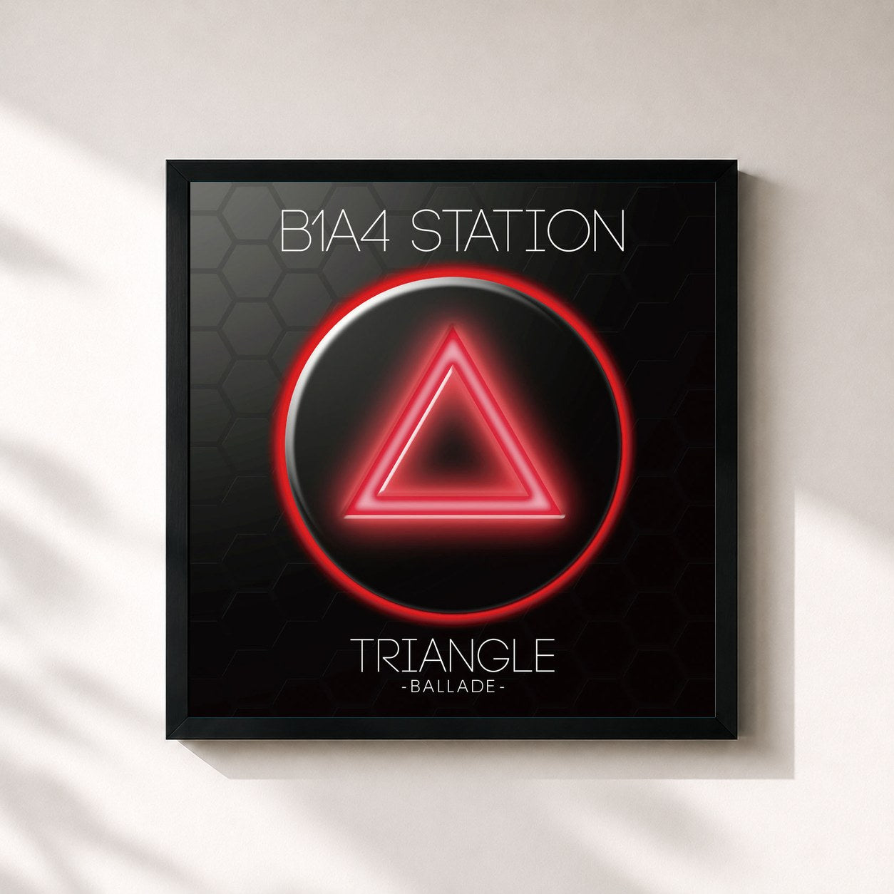 #noir Tableau carré de l'album B1A4 Station Triangle de B1A4, cadre noir 32x32 cm