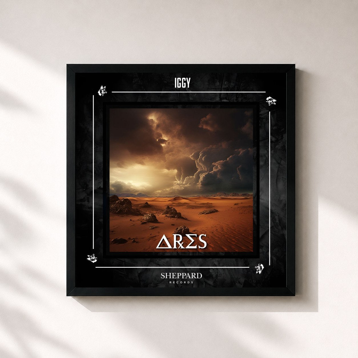 #noir Tableau carré de l'album Ares EP de Iggy, cadre noir 32x32 cm