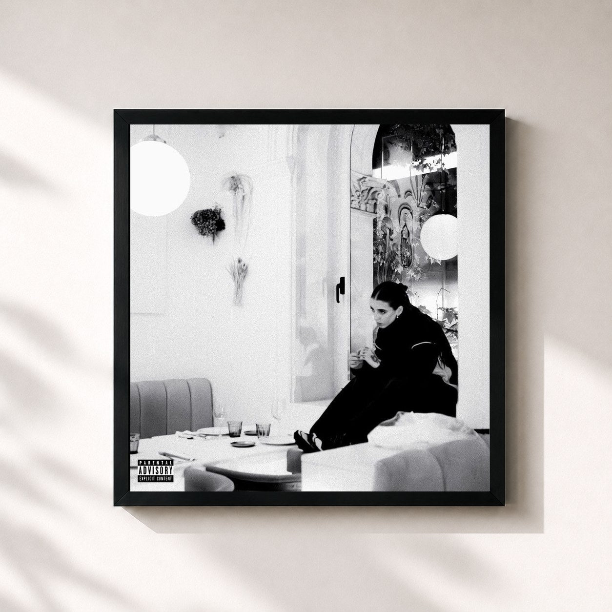 #noir Tableau carré de l'album Do Not Disturb de Young Miko, cadre noir 32x32 cm