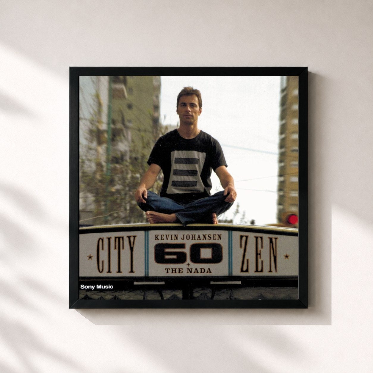 #noir Tableau carré de l'album City Zen de Kevin Johansen, cadre noir 32x32 cm