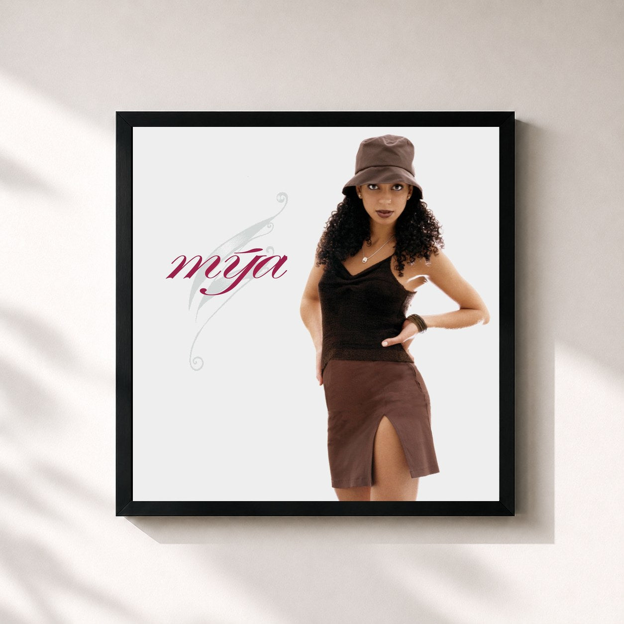 #noir Tableau carré de l'album Mya de Mýa, cadre noir 32x32 cm