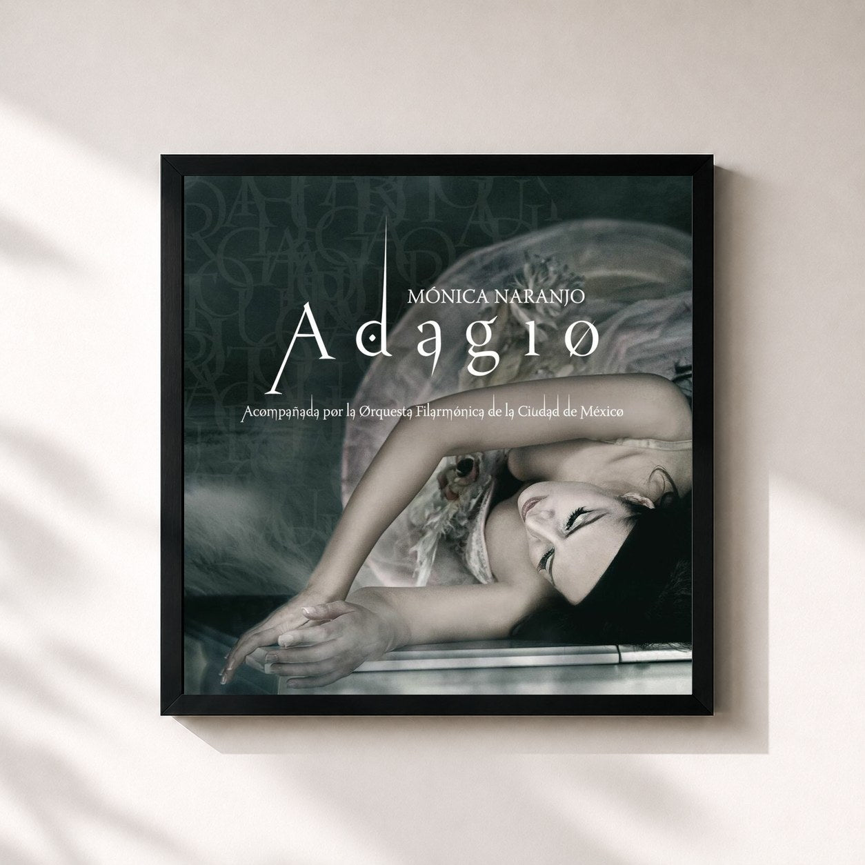#noir Tableau carré de l'album Adagio de Mónica Naranjo, cadre noir 32x32 cm