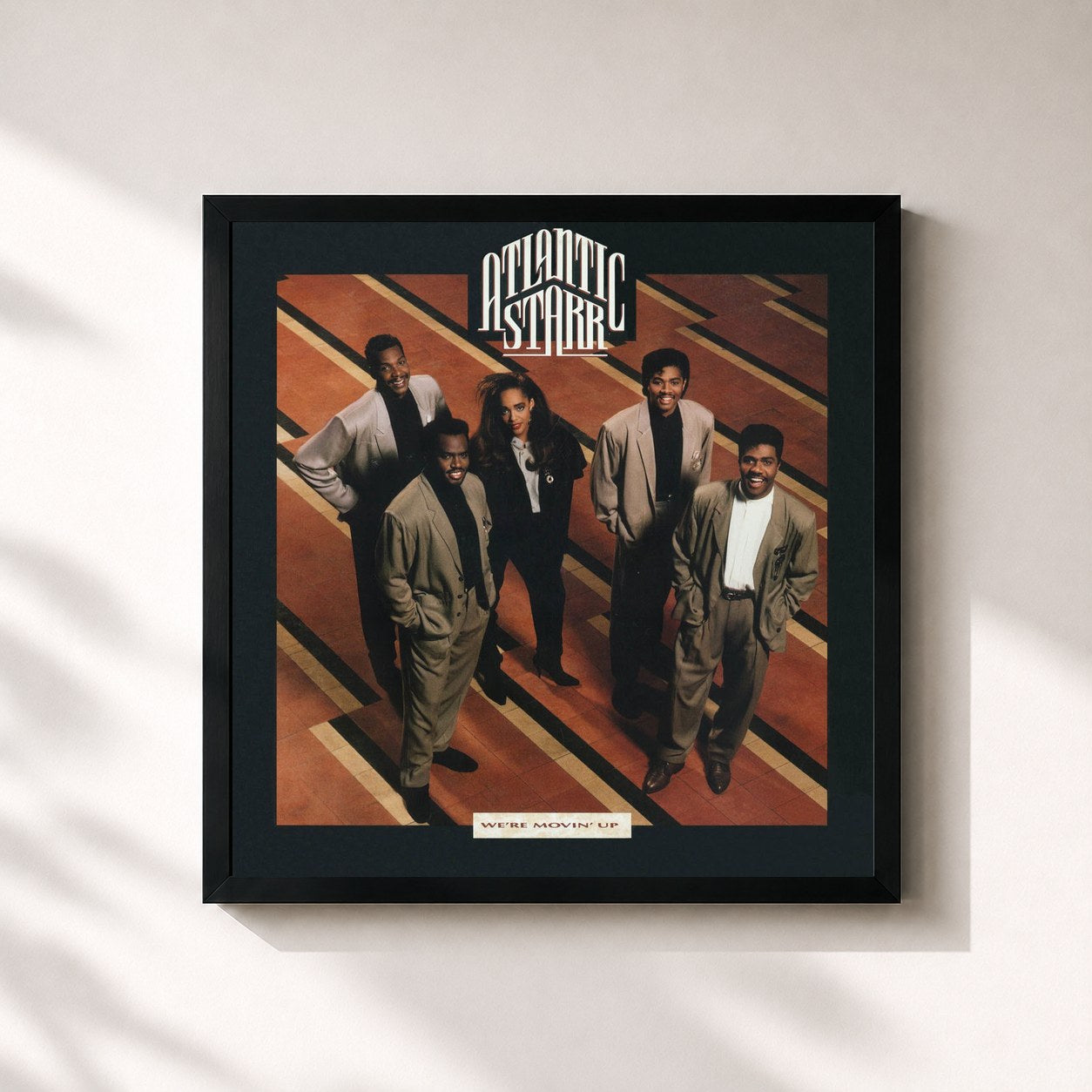 #noir Tableau carré de l'album We're Movin' Up de Atlantic Starr, cadre noir 32x32 cm