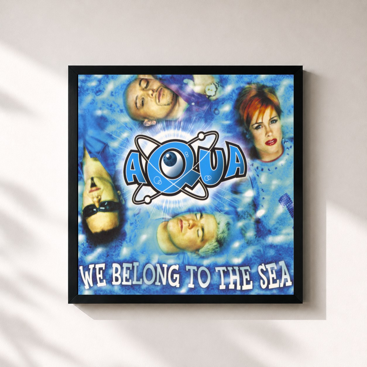 #noir Tableau carré de l'album We Belong To The Sea de Aqua, cadre noir 32x32 cm