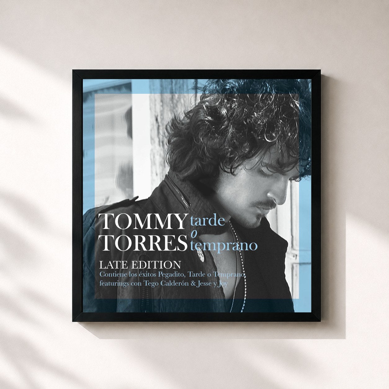 #noir Tableau carré de l'album Tarde O Temprano (Late Edition) de Tommy Torres, cadre noir 32x32 cm