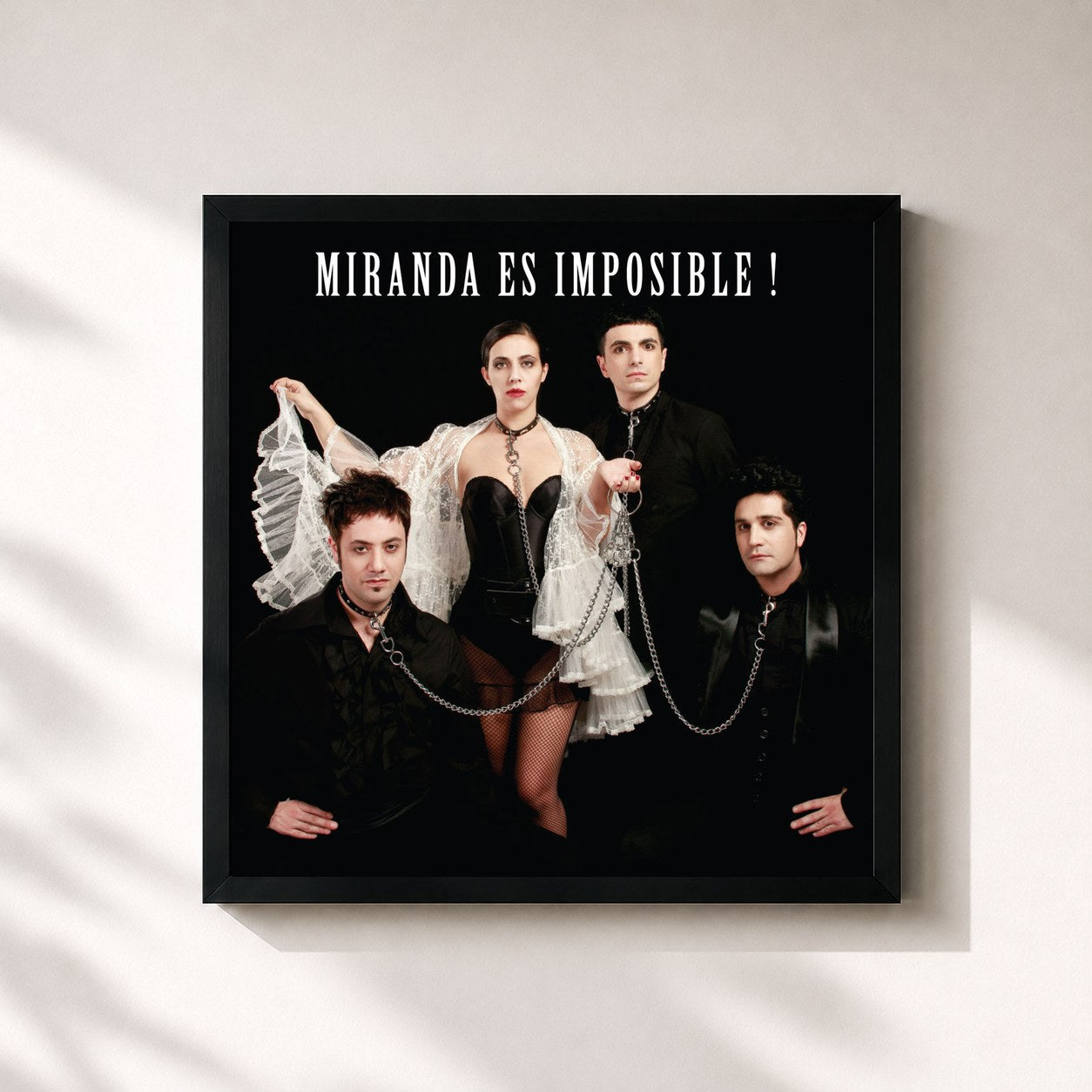 #noir Tableau carré de l'album Miranda Es Imposible! de Miranda!, cadre noir 32x32 cm