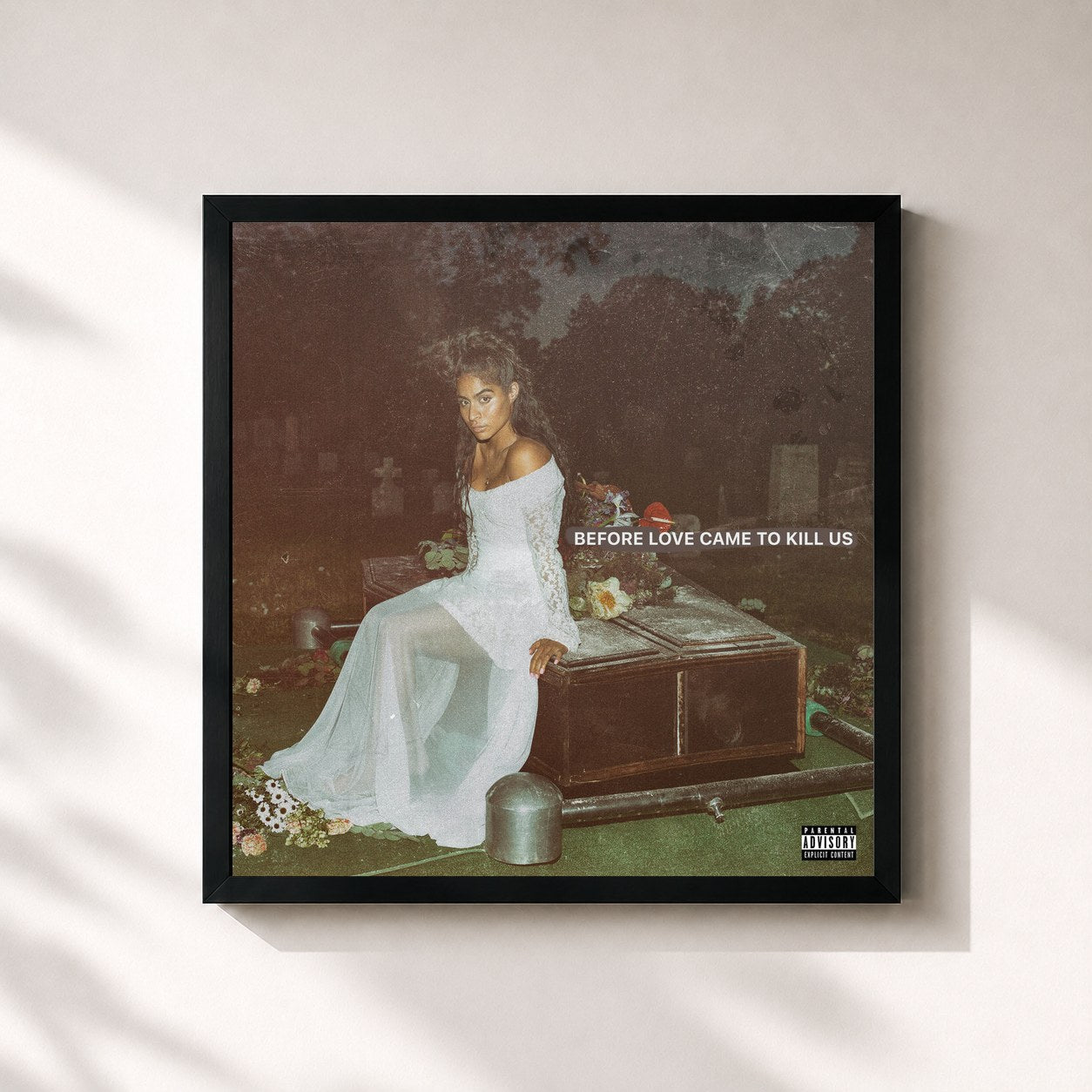 #noir Tableau carré de l'album BEFORE LOVE CAME TO KILL US de Jessie Reyez, cadre noir 32x32 cm