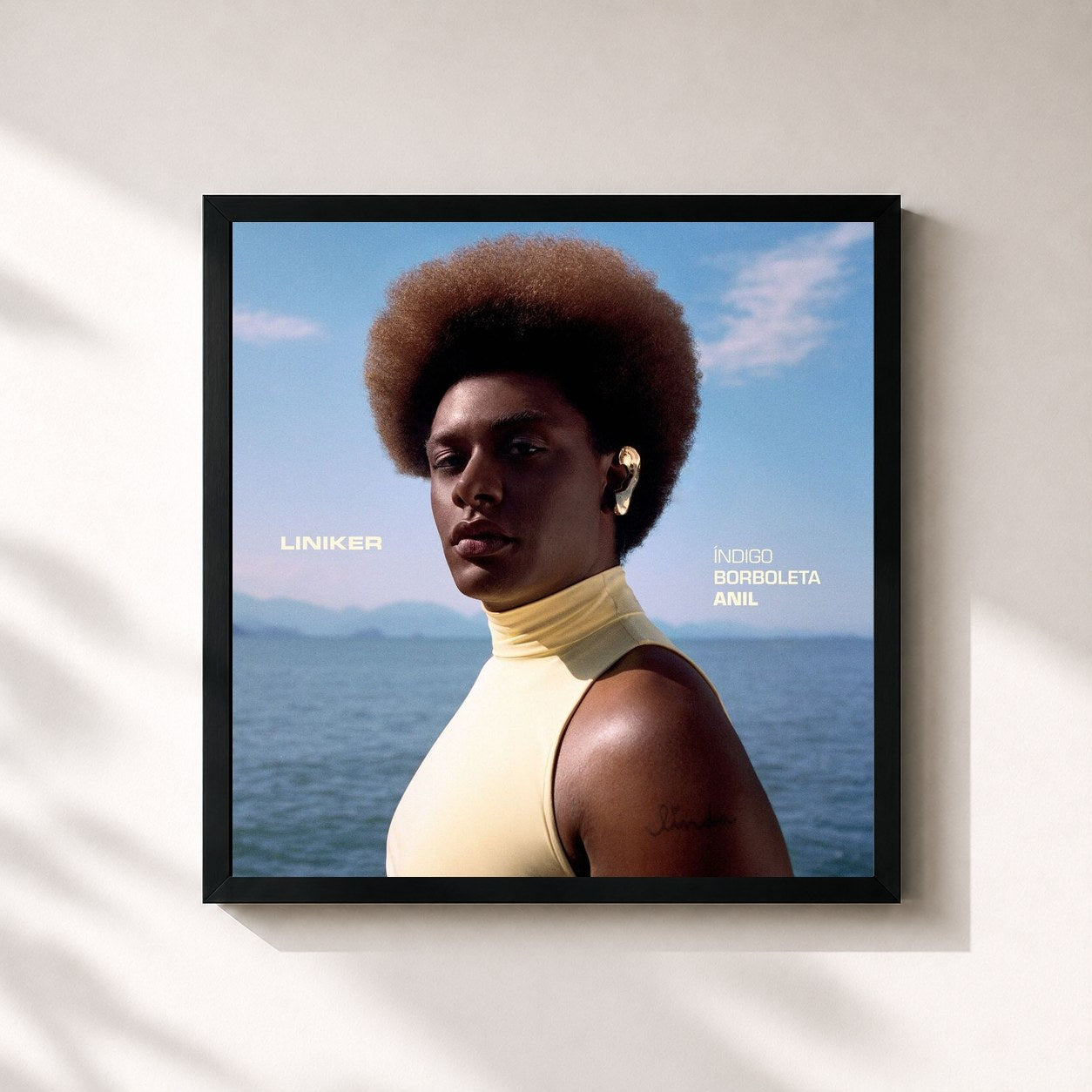 #noir Tableau carré de l'album Indigo Borboleta Anil de Liniker, cadre noir 32x32 cm