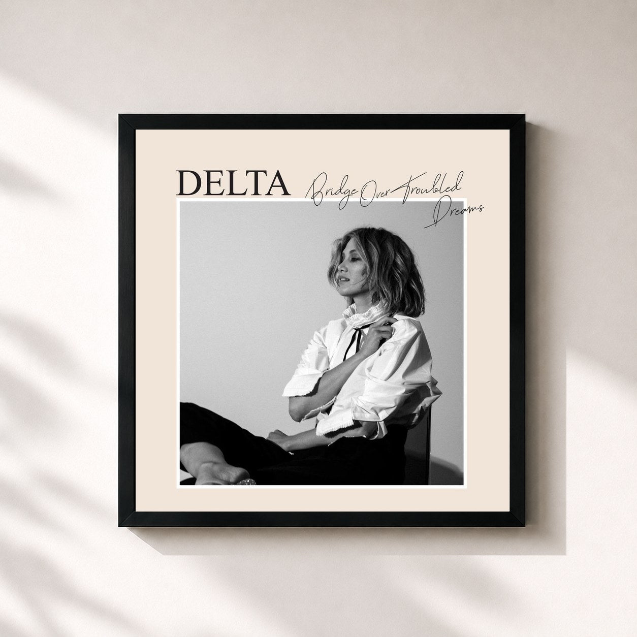 #noir Tableau carré de l'album Bridge Over Troubled Dreams de Delta Goodrem, cadre noir 32x32 cm