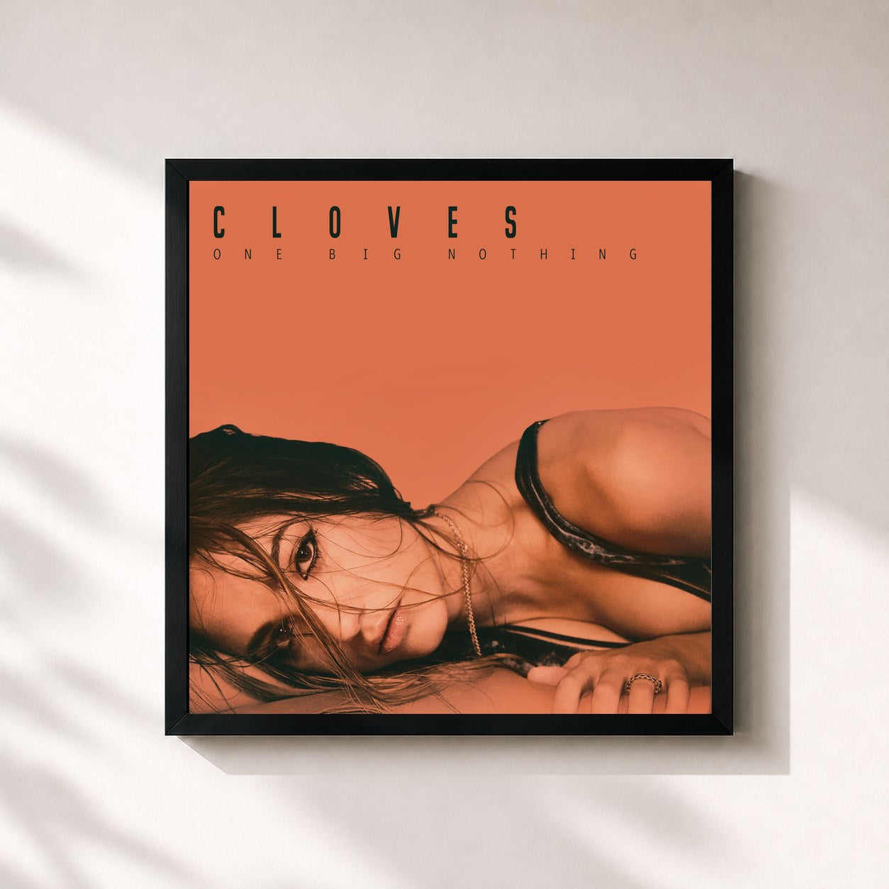 #noir Tableau carré de l'album One Big Nothing de Cloves, cadre noir 32x32 cm