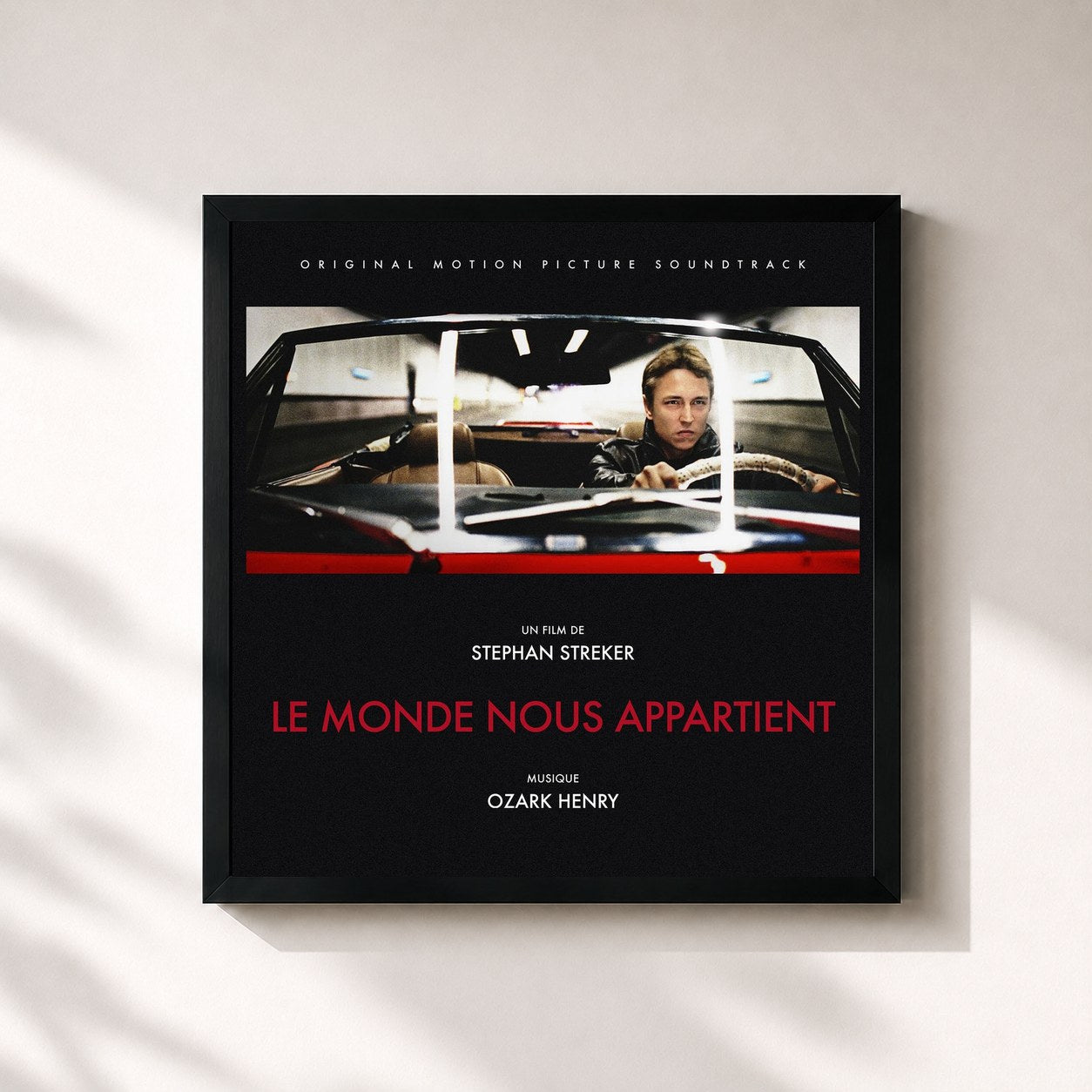 #noir Tableau carré de l'album Le monde nous appartient de Ozark Henry, cadre noir 32x32 cm