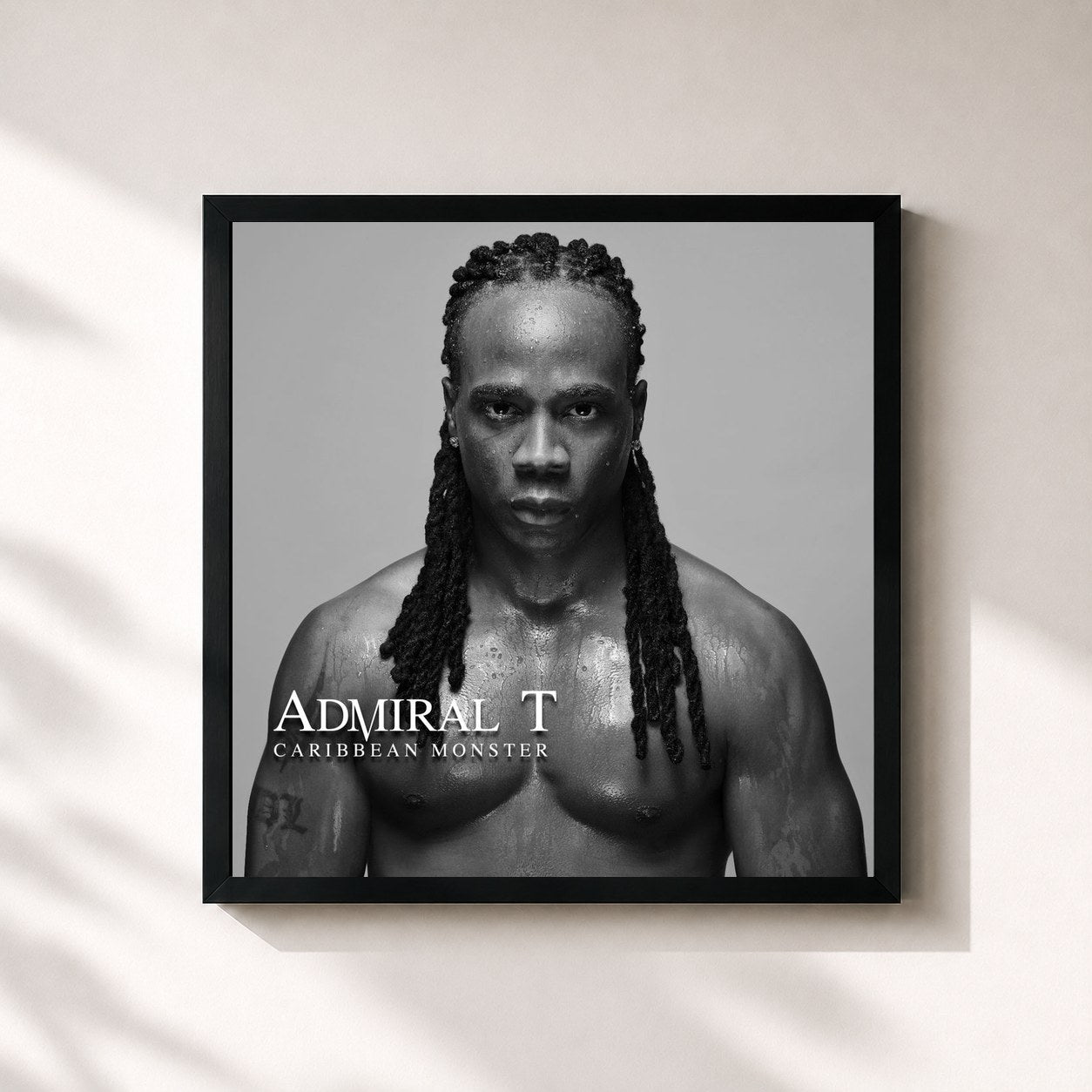 #noir Tableau carré de l'album Caribbean Monster de Admiral T, cadre noir 32x32 cm