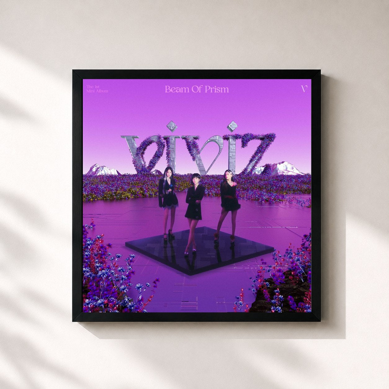 #noir Tableau carré de l'album The 1st Mini Album 'Beam Of Prism' de VIVIZ, cadre noir 32x32 cm