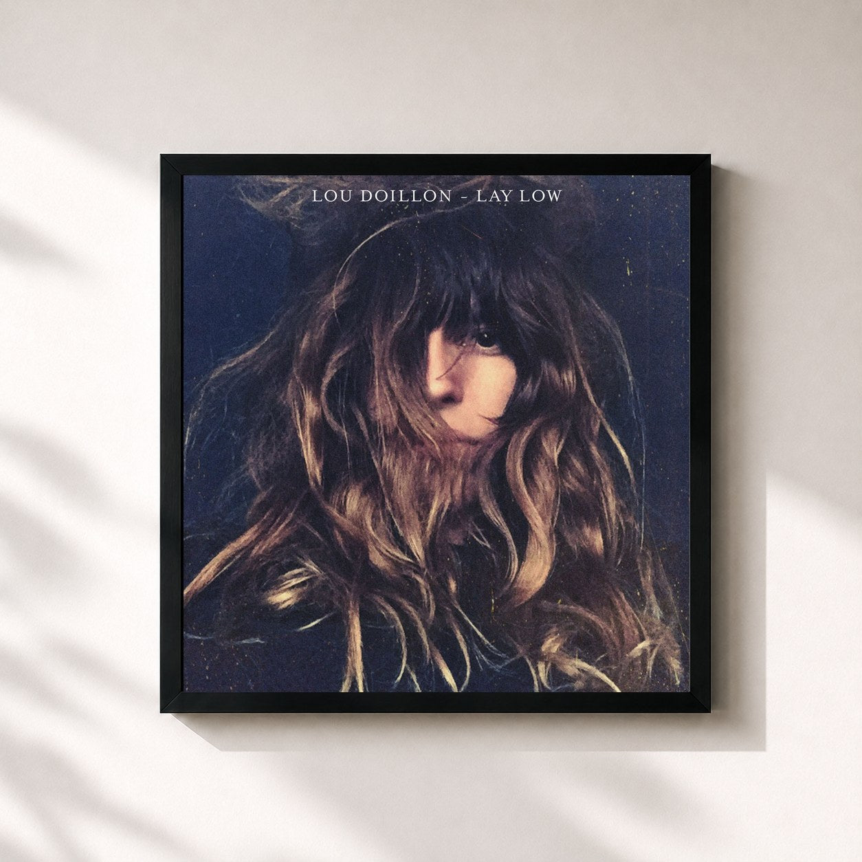 #noir Tableau carré de l'album Lay Low de Lou Doillon, cadre noir 32x32 cm