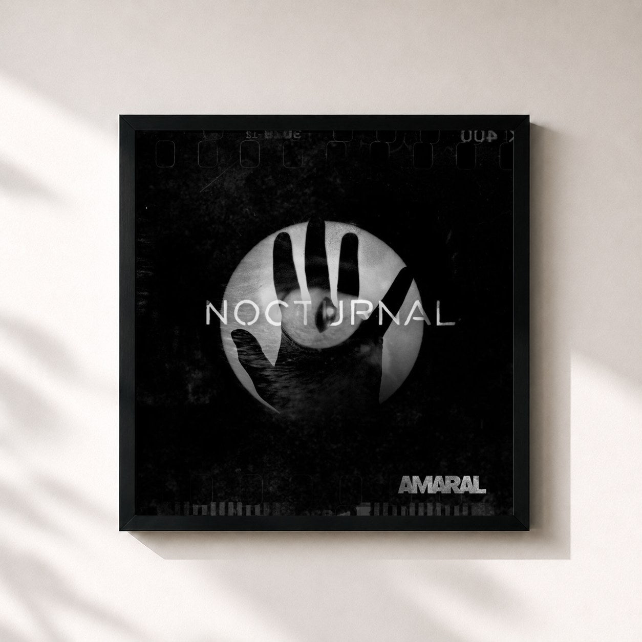 #noir Tableau carré de l'album Nocturnal de Amaral, cadre noir 32x32 cm