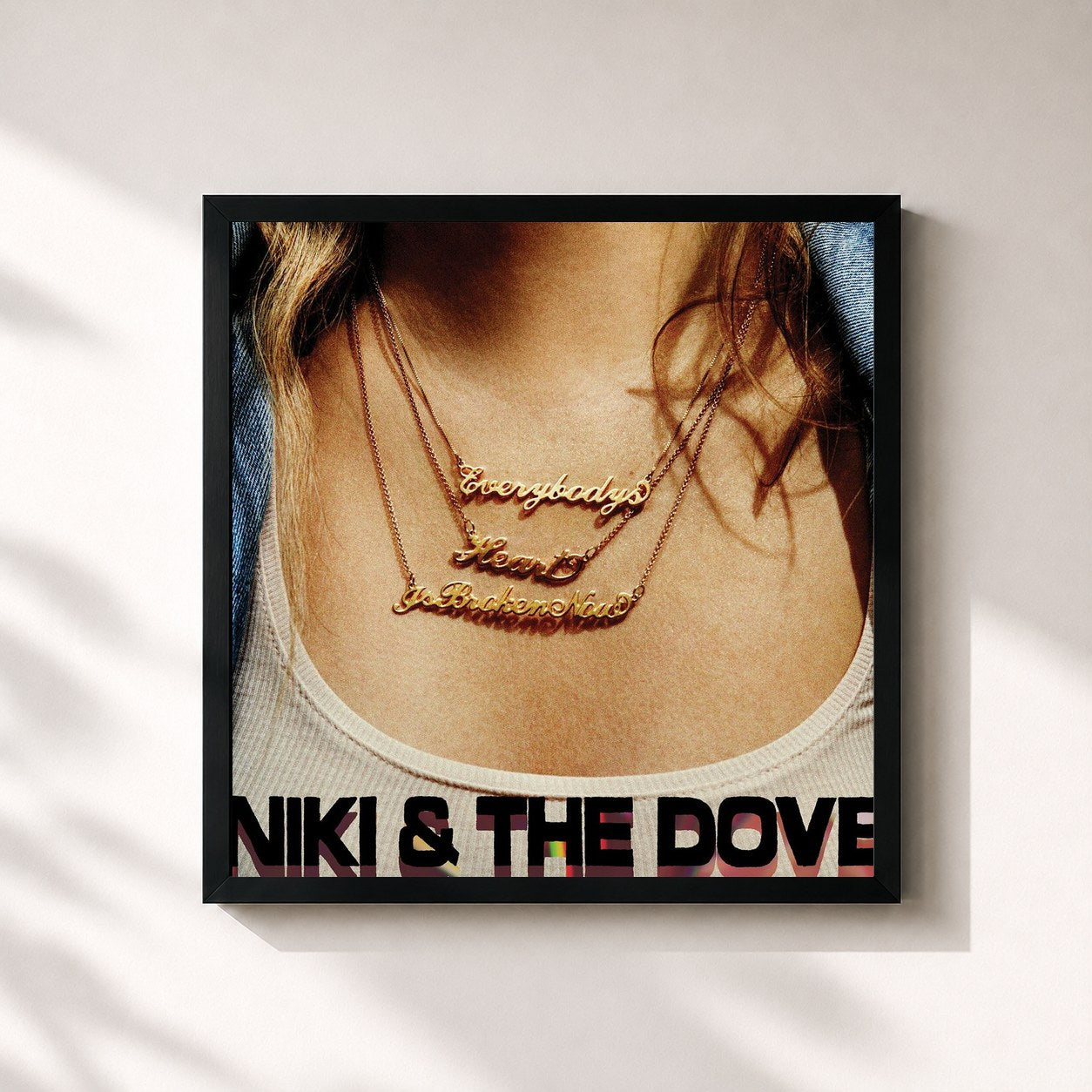 #noir Tableau carré de l'album Everybody's Heart Is Broken Now (Deluxe) de Niki & The Dove, cadre noir 32x32 cm