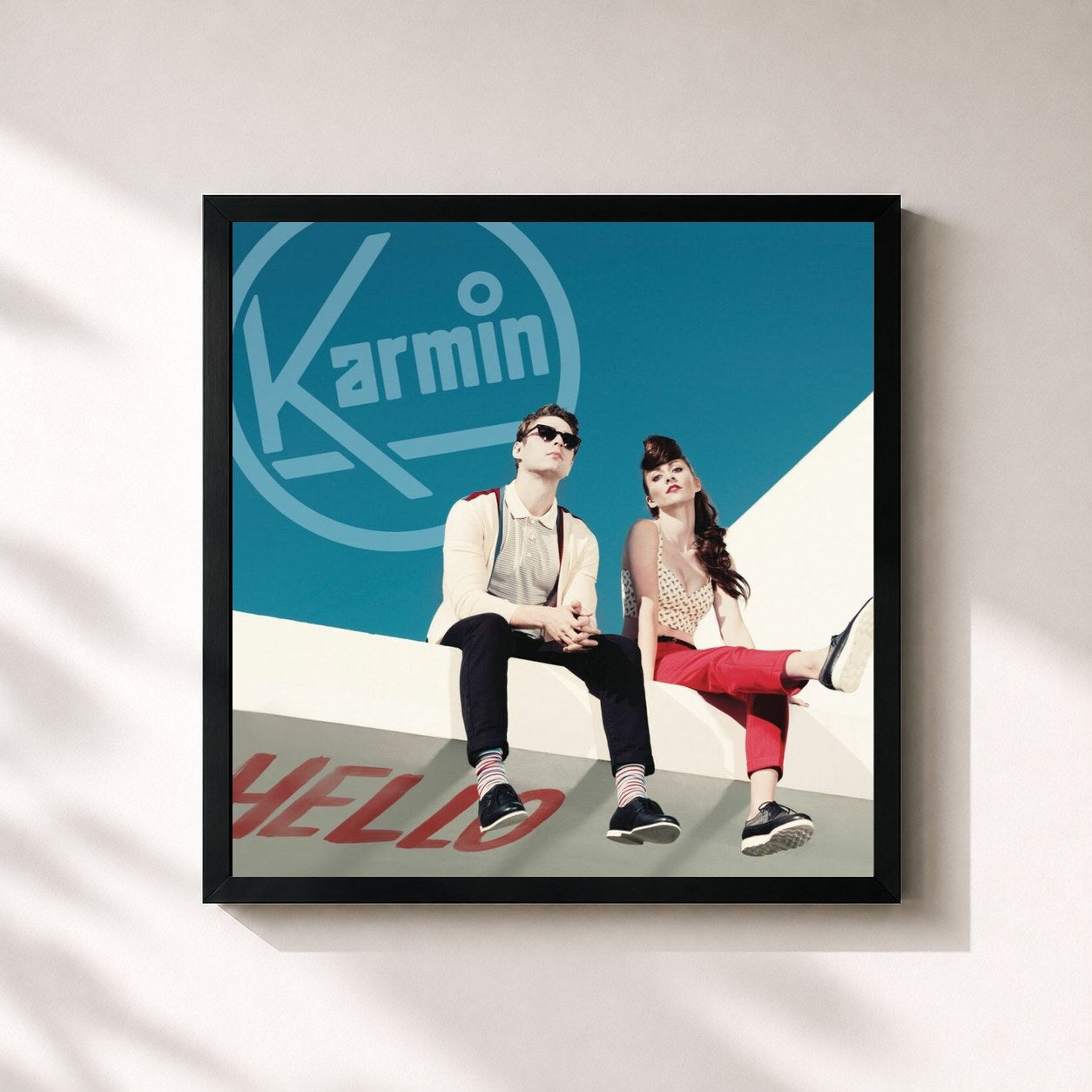 #noir Tableau carré de l'album Hello de Karmin, cadre noir 32x32 cm