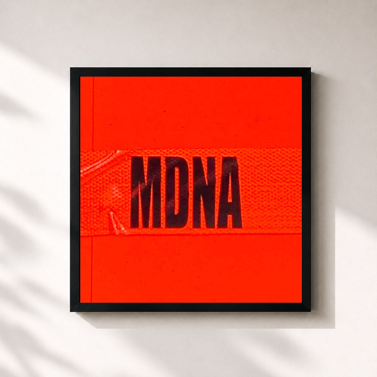 #noir Tableau carré de l'album MDNA + 6 de Genetikk, cadre noir 32x32 cm