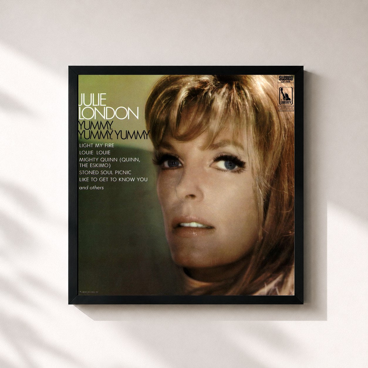 #noir Tableau carré de l'album Yummy, Yummy, Yummy de Julie London, cadre noir 32x32 cm