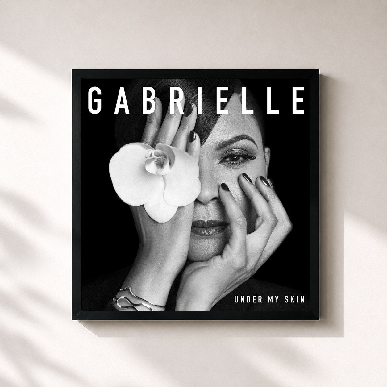 #noir Tableau carré de l'album Under My Skin de Gabrielle, cadre noir 32x32 cm