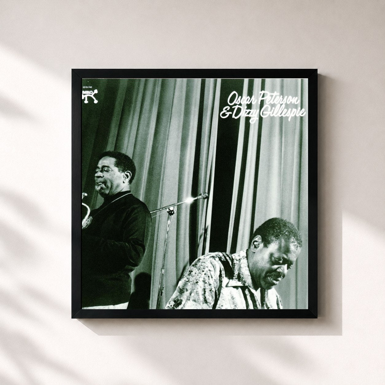 #noir Tableau carré de l'album Oscar Peterson & Dizzy Gillespie de Oscar Peterson, cadre noir 32x32 cm