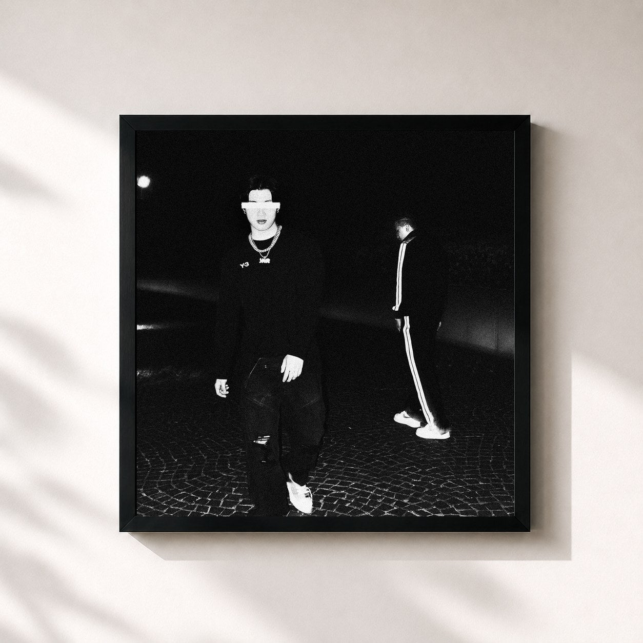 #noir Tableau carré de l'album Focused On Getting Rich de Khan, cadre noir 32x32 cm