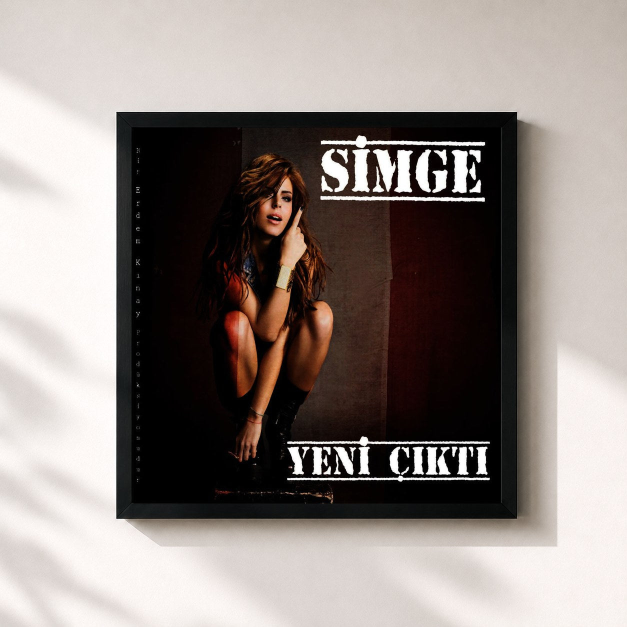 #noir Tableau carré de l'album Yeni Çıktı de Simge, cadre noir 32x32 cm