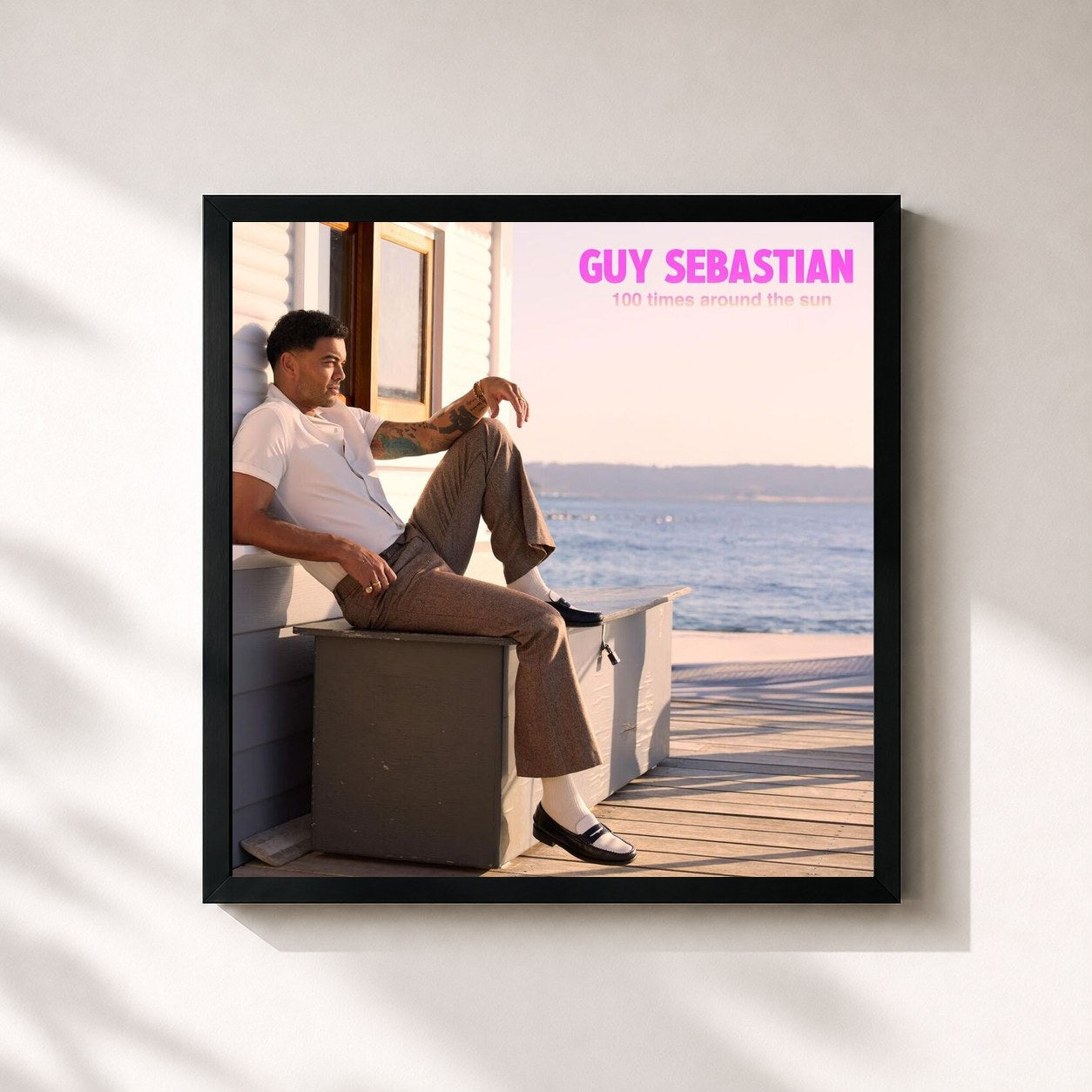 #noir Tableau carré de l'album 100 Times Around the Sun de Guy Sebastian, cadre noir 32x32 cm