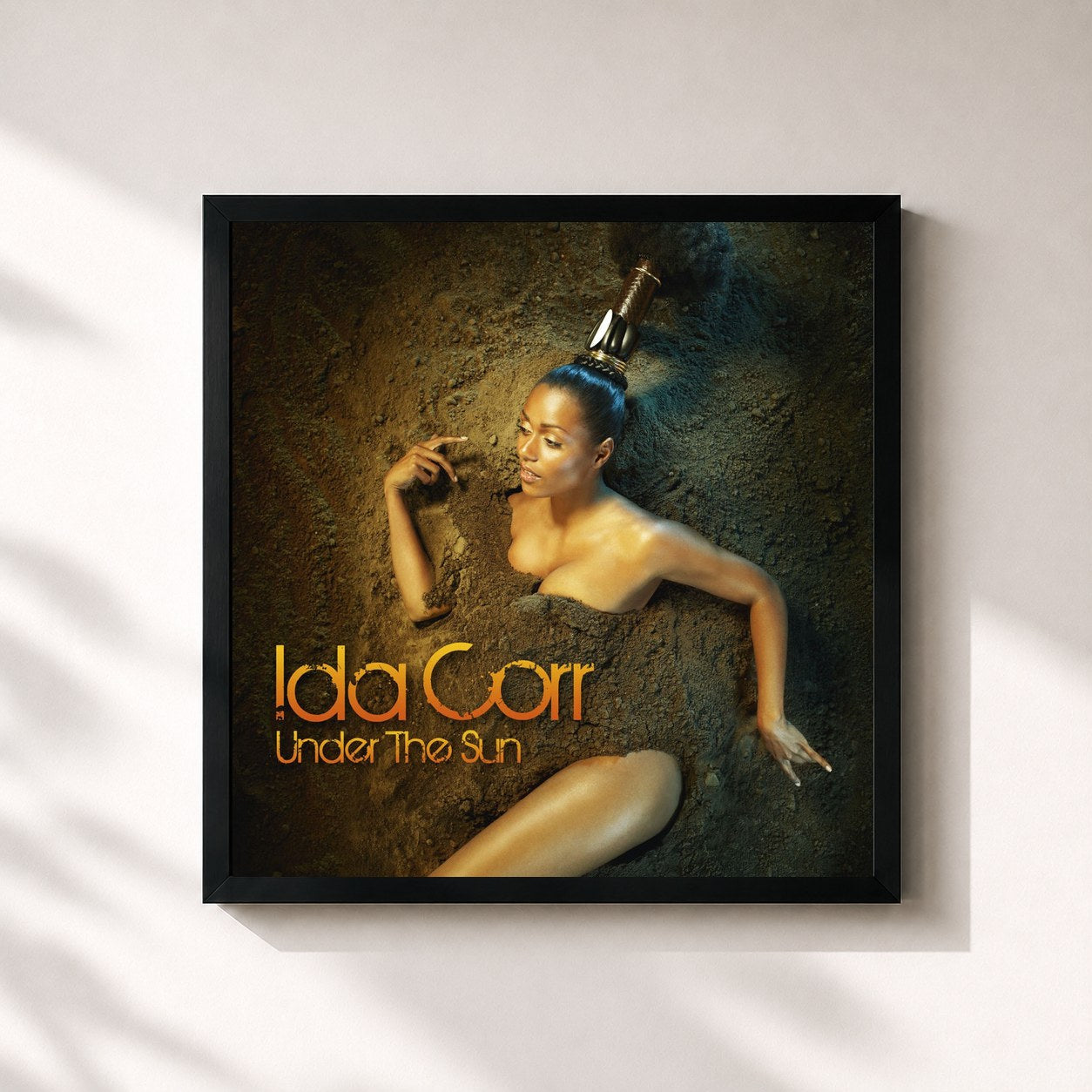 #noir Tableau carré de l'album Under the Sun de Ida Corr, cadre noir 32x32 cm