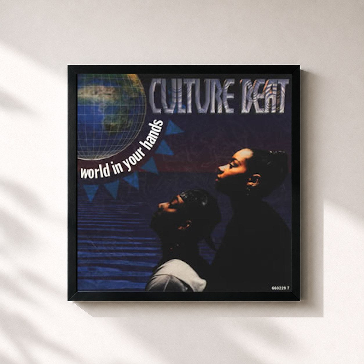 #noir Tableau carré de l'album World in Your Hands de Culture Beat, cadre noir 32x32 cm