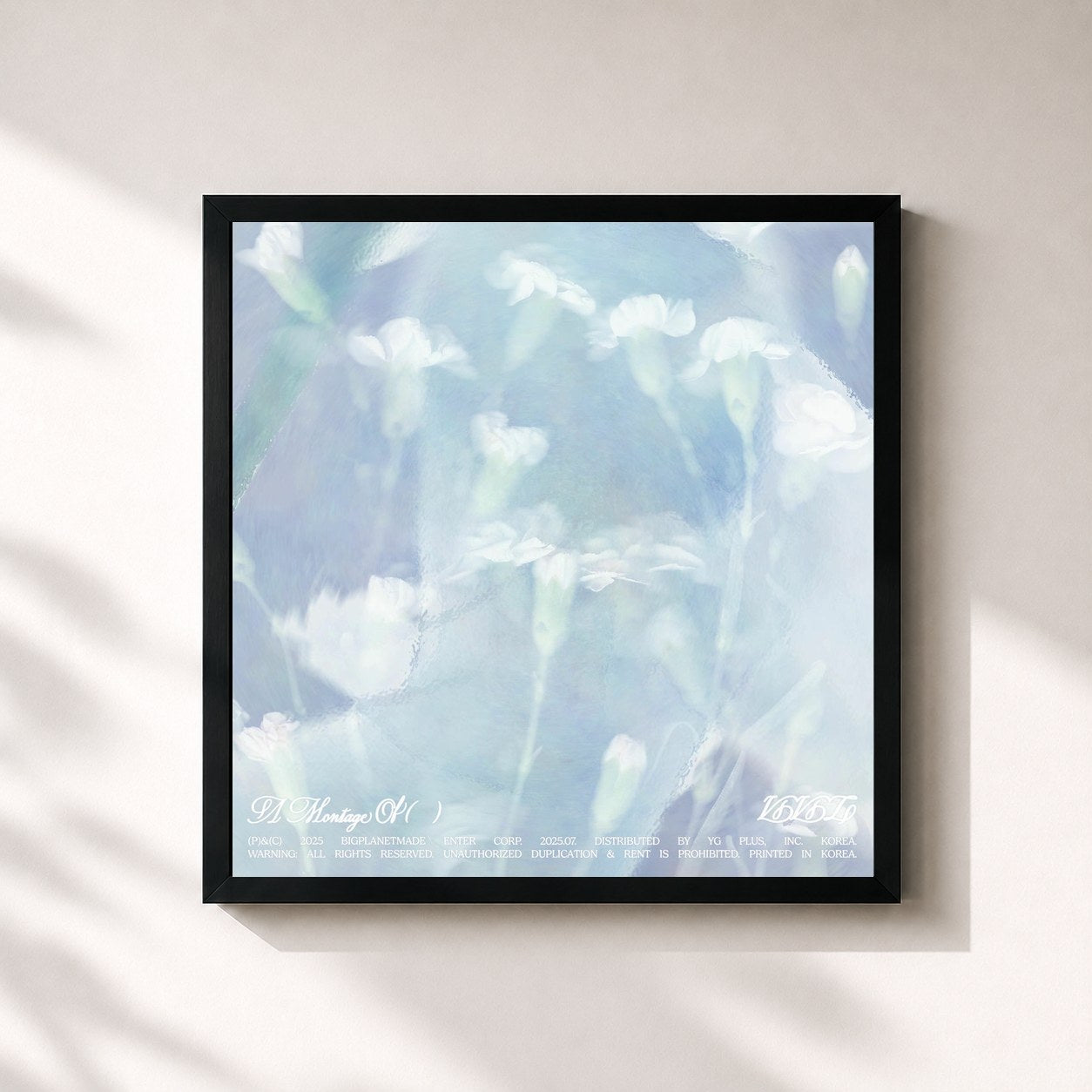 #noir Tableau carré de l'album The 1st Album 'A Montage of ( )' de VIVIZ, cadre noir 32x32 cm