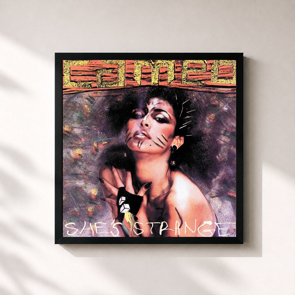 #noir Tableau carré de l'album She's Strange de Cameo, cadre noir 32x32 cm